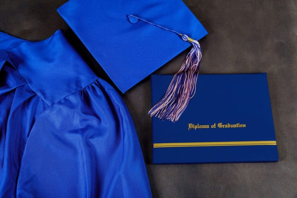 Trends-setting colors in graduation decorations this year